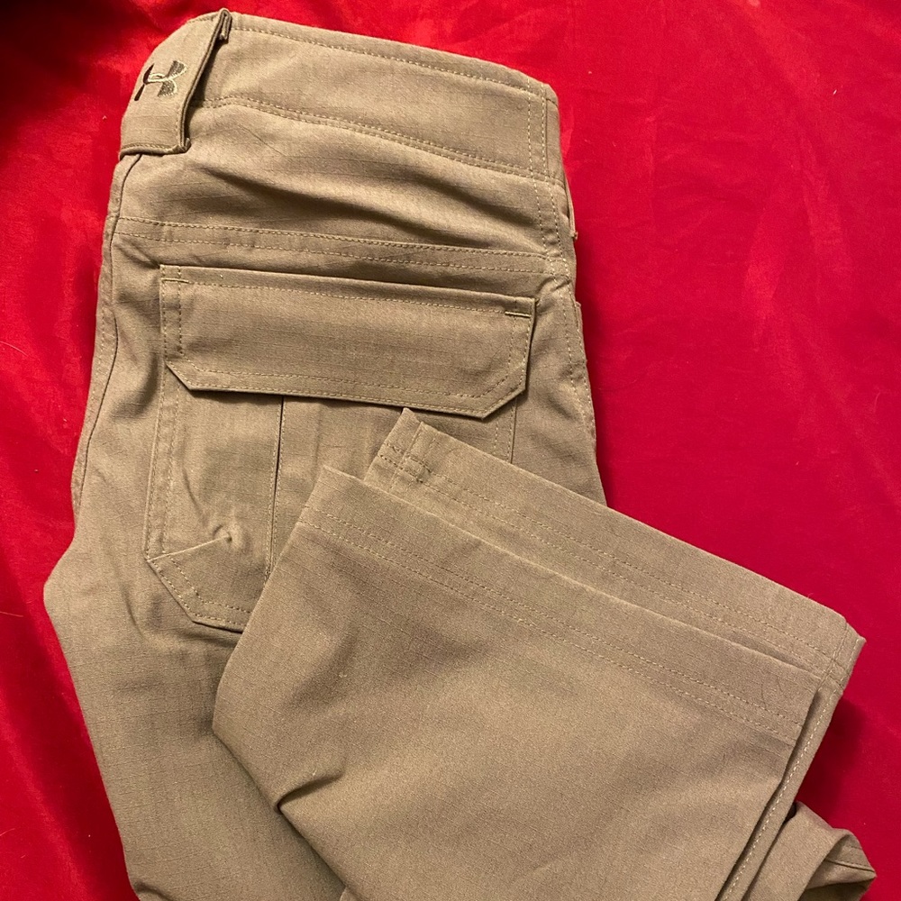 Ladies Under Armour tan cargo pants size 4